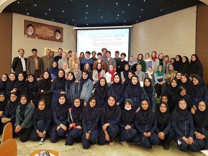 بازدید گروهی از دانش آموزان و دبیران دانمارکی از دبیرستان فرزانگان امین 2