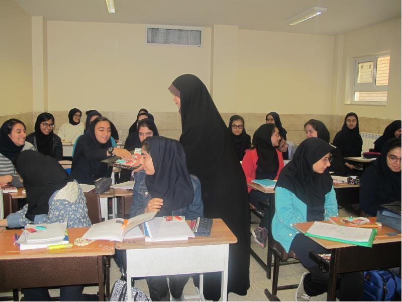 تحویل هدایای روز سمپاد به دانش آموزان